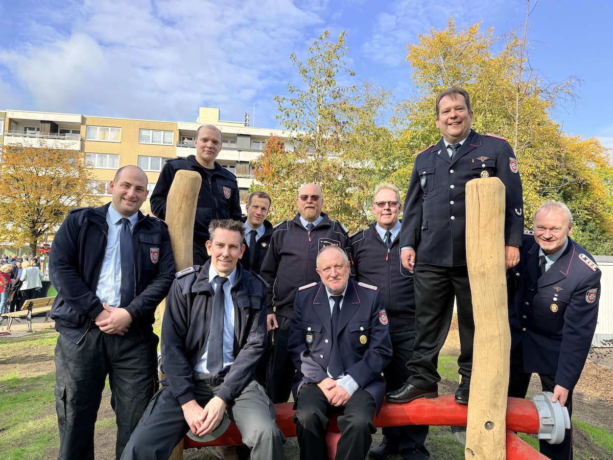Ortsbrandmeister Jörg Herzog (zweiter von rechts) und die Kollegen der Freiwilligen Feuerwehr Haste testen die neuen Spielgeräte auf dem Eberleplatz 