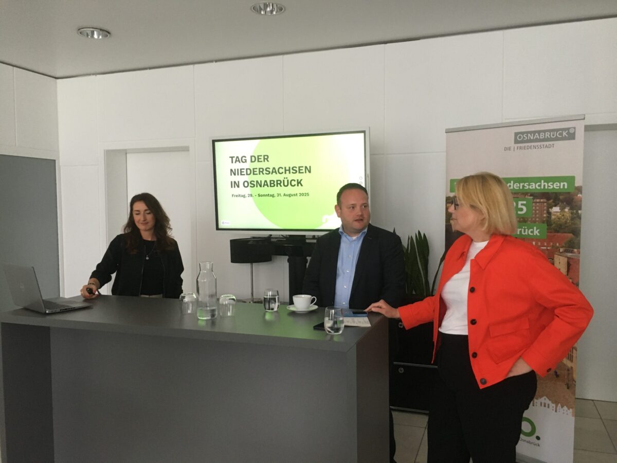 Larissa Frommeyer (Marketing Osnabrück) und Alexander Illenseer (Marketing Osnabrück) mit Oberbürgermeisterin Katharina Pötter . / Foto: Dominik Lapp