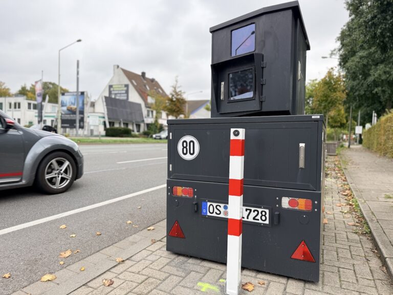 neuer Standort des "Blitzer" an der Pagenstecherstraße kurz vor der Umweltstiftung / Foto: Pohlmann