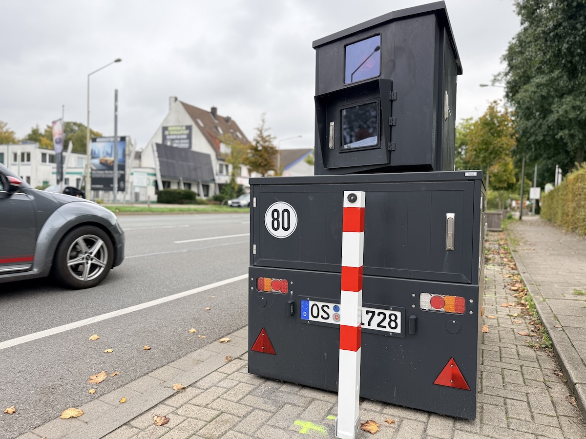 neuer Standort des "Blitzer" an der Pagenstecherstraße kurz vor der Umweltstiftung / Foto: Pohlmann