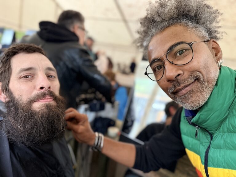 Friseur "Jean" (rechts) und sein Kunde "Ralf"