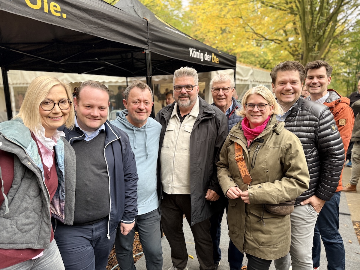 Bürgerstifung Osnabrück lud ein: „Gut essen im Abseits“ am Büdchen am Westerberg Büdchen-Wirt Michael Werner (3. von links) und einige der zahlreichen Helfer am Sonntag