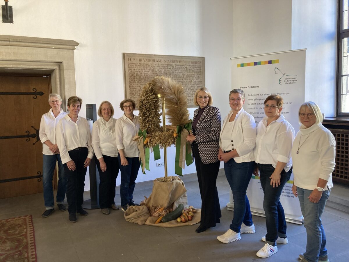 Eine Delegation der Landfrauen mit Oberbürgermeisterin Katharina Pötter und der Erntekrone im Foyer des Osnabrücker Rathauses. / Foto: Dominik Lapp