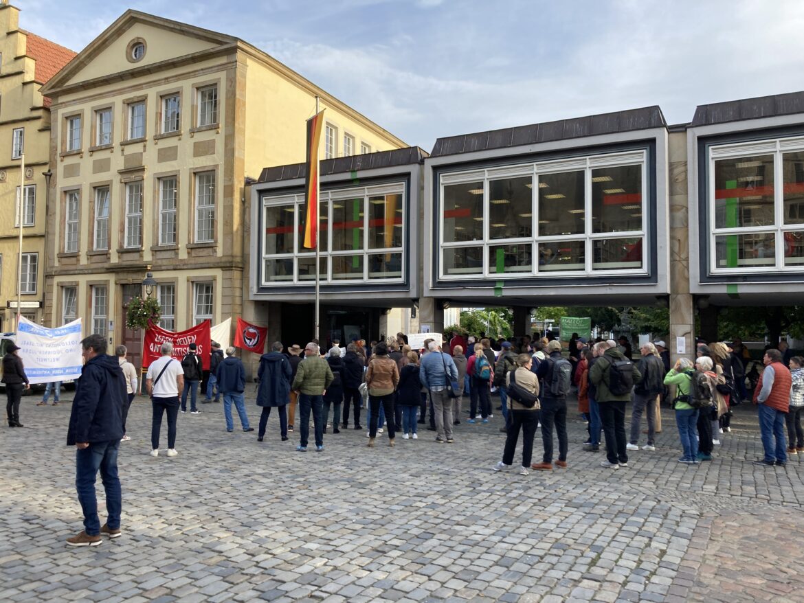 Rund 200 Menschen kamen zur Kundgebung an der Stadtbibliothek. / Foto: Dominik Lapp