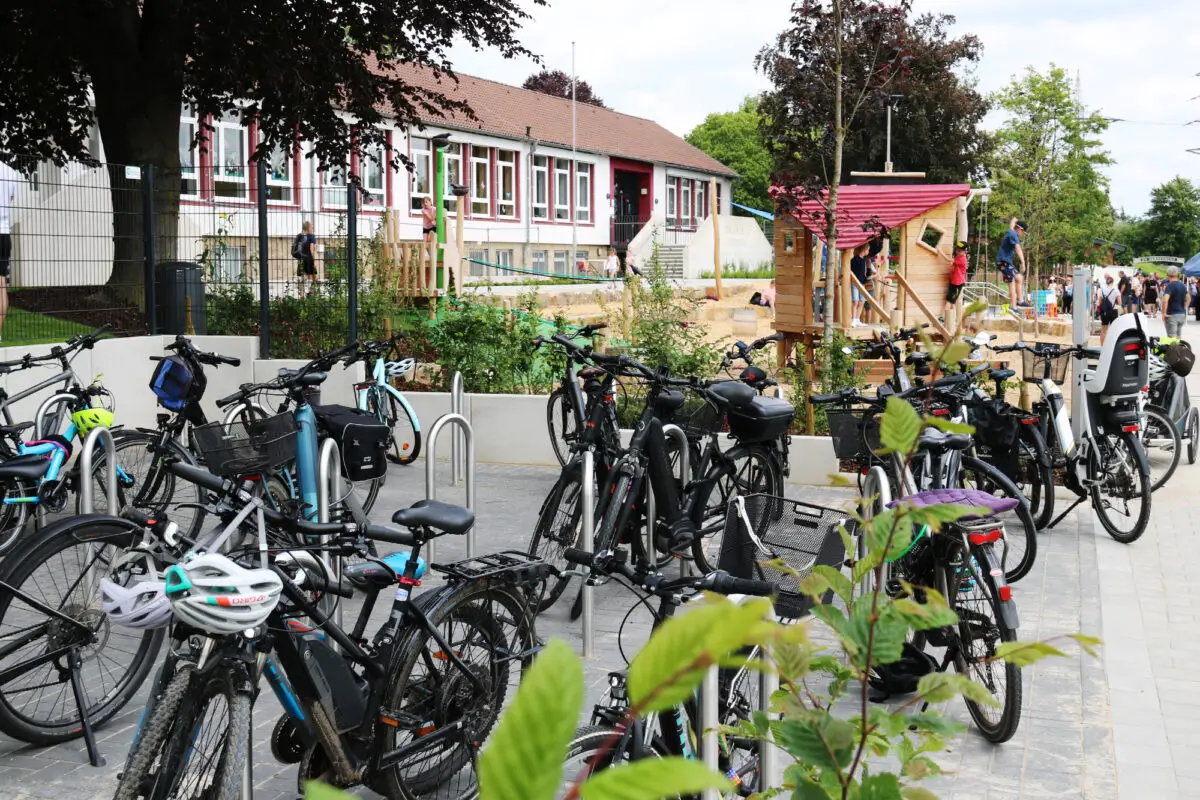 Spielspaß mit Piratenflair: Neuer Kommunikationsplatz an der Grundschule am Harderberg freigegeben Eine neue Abstellfläche für Fahrräder oder „City-Roller“ steht dank der Umgestaltung auf dem Gelände für eine Nutzung zur Verfügung.