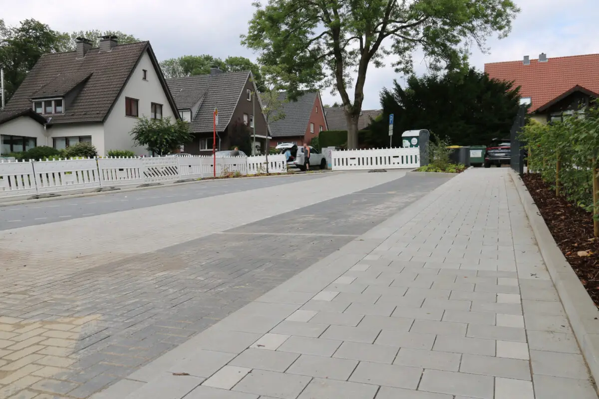 Spielspaß mit Piratenflair: Neuer Kommunikationsplatz an der Grundschule am Harderberg freigegeben Auch einige neue Parkplätze sind mitsamt einer sogenannten „Kiss-and-Ride“-Zone unmittelbar am Schulgebäude entstanden.