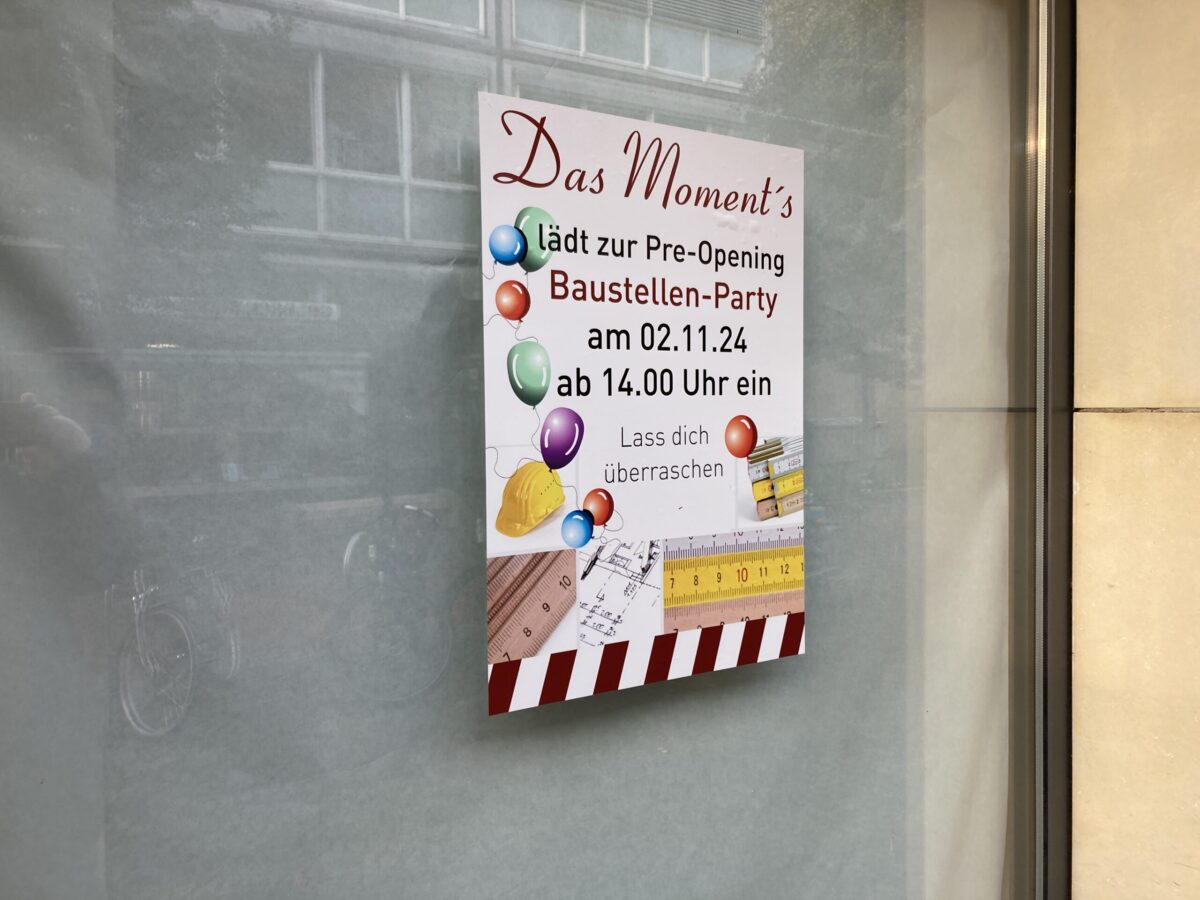 Ein Plakat im Schaufenster verrät noch nichts über das Konzept. / Foto: Dominik Lapp