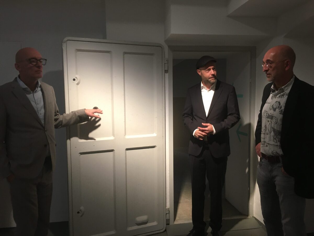 Von links: Kulturdezernent Wolfgang Beckermann, Museumsdirektor Nils-Arne Kässens und Kurator Thorsten Heese im Luftschutzkeller. / Foto: Dominik Lapp