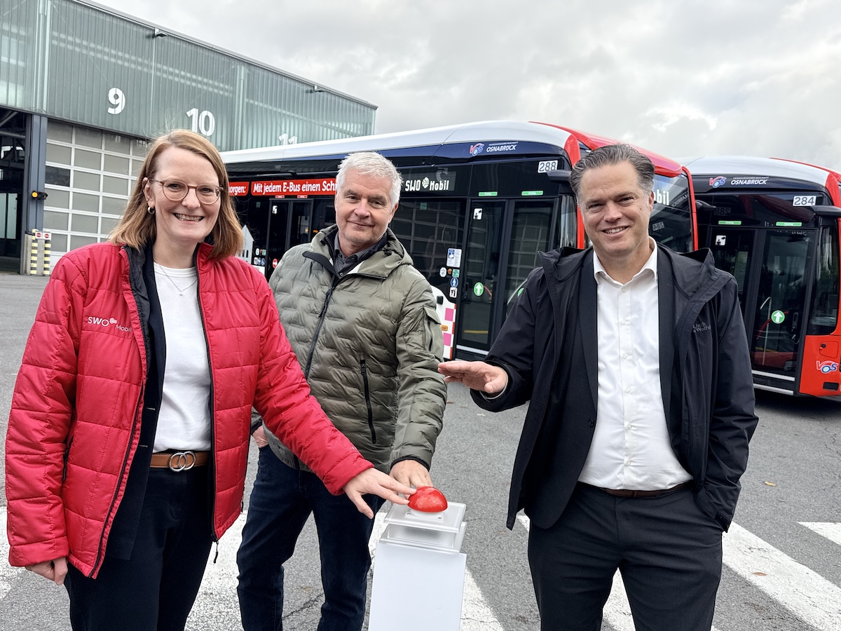 Geben den Startschuss für die neuen eCitaros: (V.l.) Tanja Stiegeler, Thomas Neuhaus (beide SWO Mobil) und Stadtbaurat Thimo Weitemeier