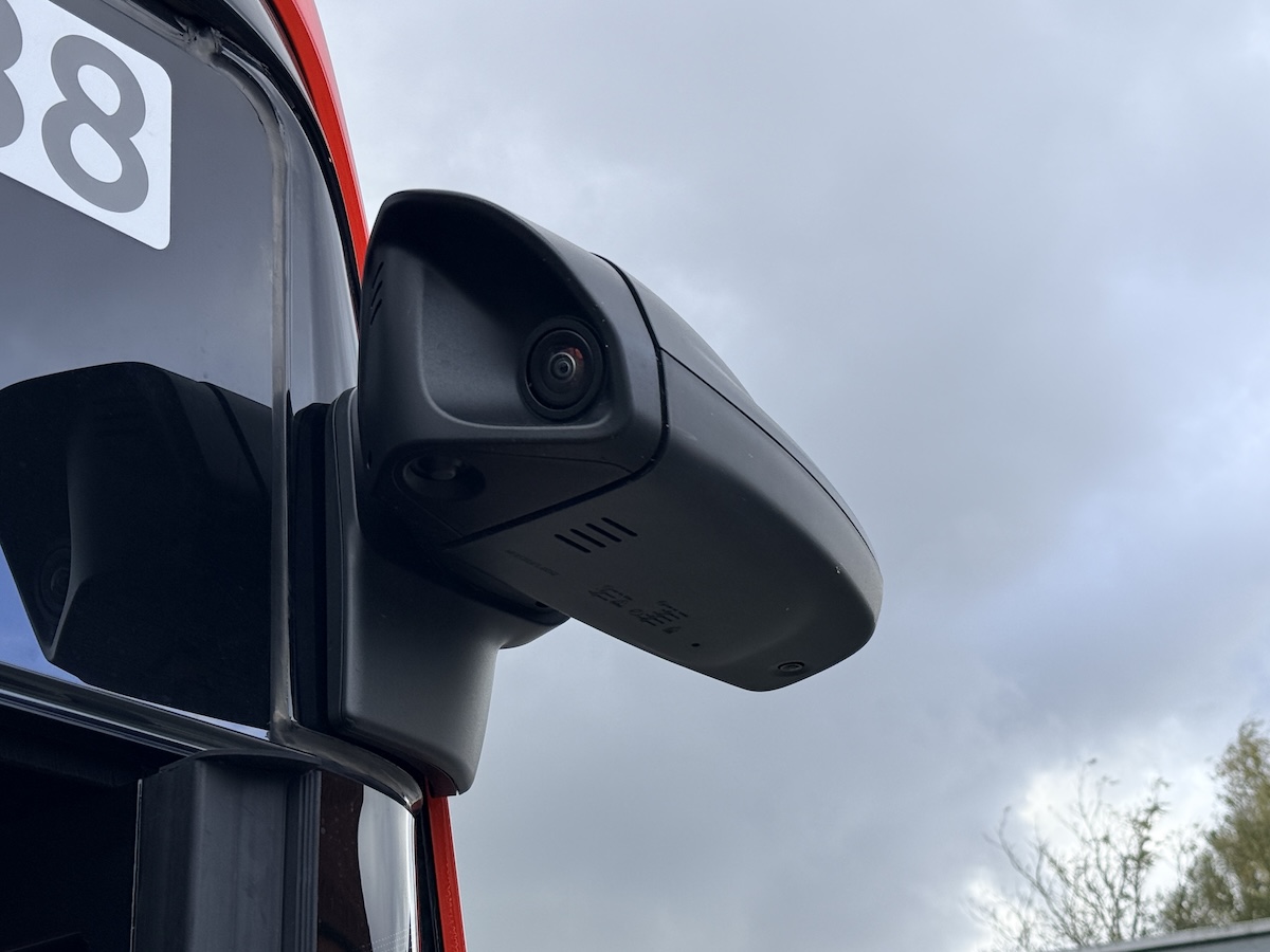 modernes Detail an den neuen Elektrobussen: Kameras statt Rückspiegel