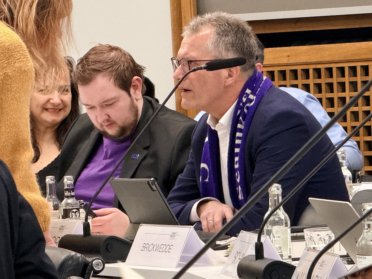 Lukas Ölmann, dessen Partei Volt ohnehin die Farbe Lila für sich beansprucht, und CDU-Ratsherr Günter Sandfort in den Farben des VfL bei der Ratssitzung am 5. November 2025