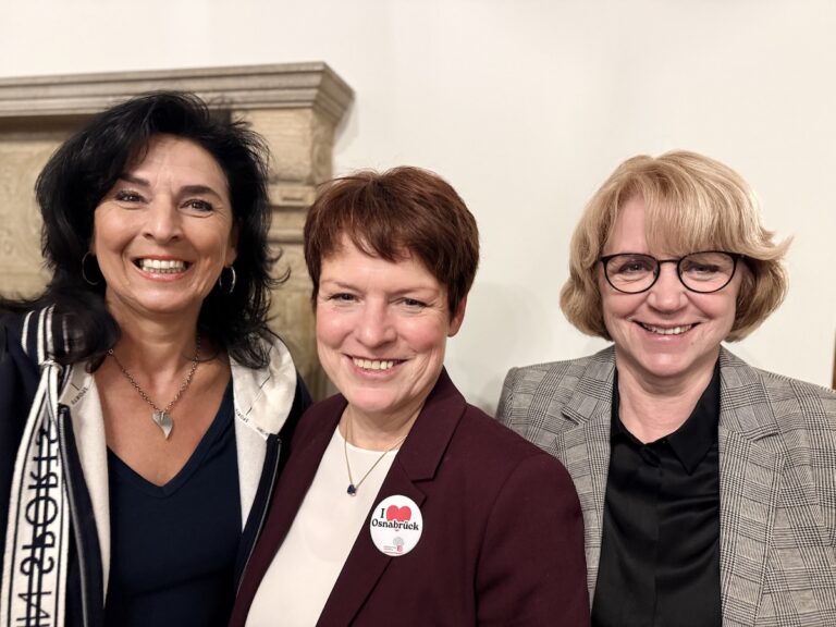 Bürgerdinner-Projektleiterin Kerstin Albrecht, Bürgerstiftung-Chefin Ulrike Burkhardt und Bürgermeisterin Eva-Maria Westermann