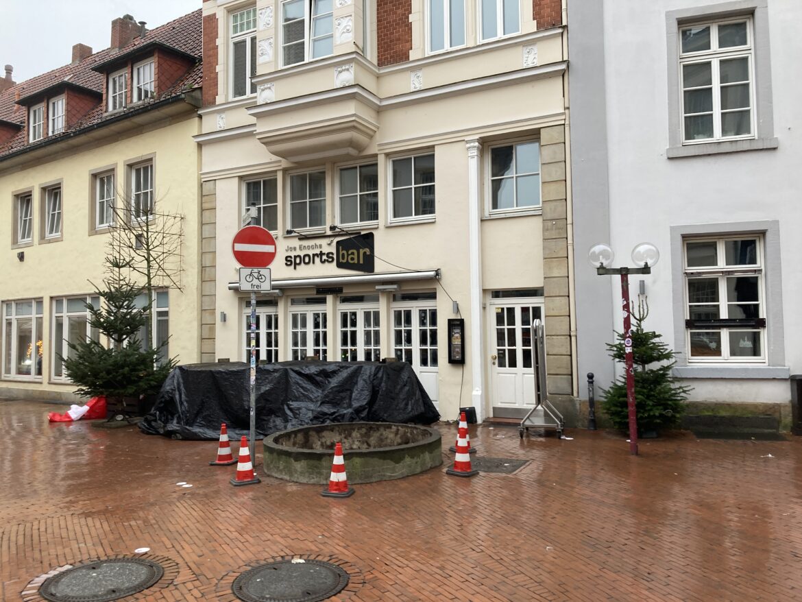 Kein Baum mehr vor der Sportsbar. / Foto: Dominik Lapp