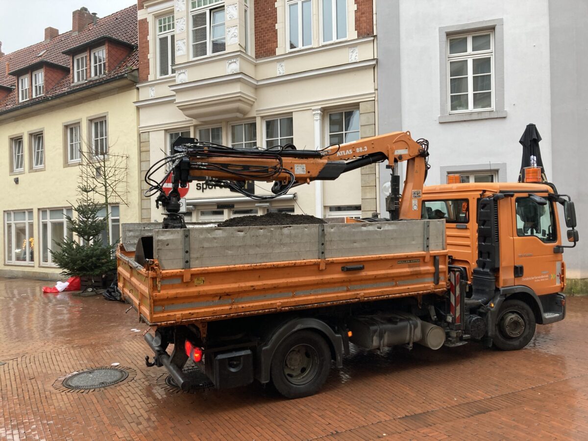 Am Donnerstagmorgen rückte der OSB noch einmal an, um das Loch, das der Zierapfel hinterlassen hat, mit Mutterboden aufzufüllen. / Foto: Dominik Lapp