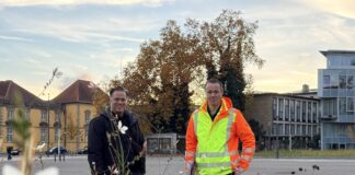 Stadtbaurat Thimo Weitemeier (links) und Bauleiter Florian Knochenwefel auf dem Ledenhof
