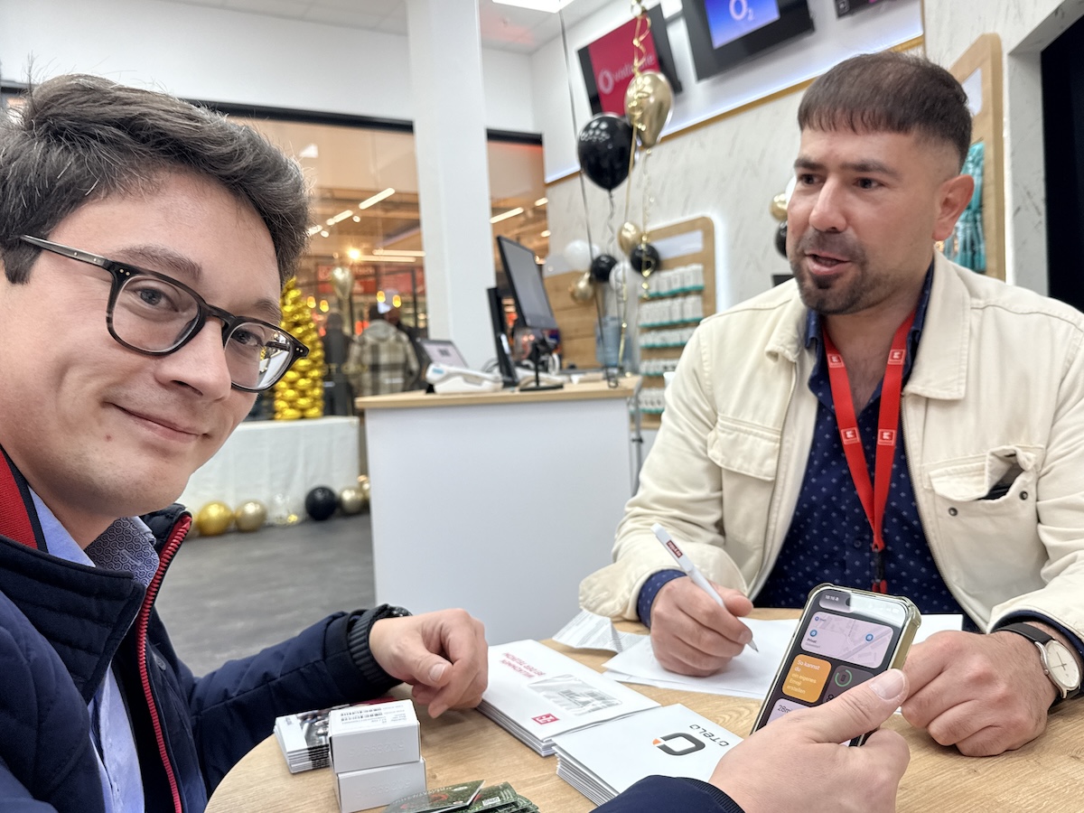 Neuer Kaufland im Schinkel seit 7 Uhr geöffnet: "Wir sind wirklich gespannt" Emre Murat (rechts) im Beratungsgespräch bei MiO Tel im Kaufland Schinkel