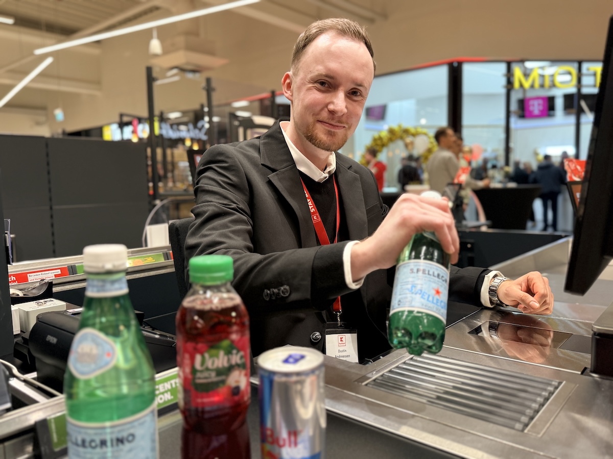 Neuer Kaufland im Schinkel seit 7 Uhr geöffnet: "Wir sind wirklich gespannt" Hier kassiert der Kaufland-Chef (Dustin Andreessen) selbst!