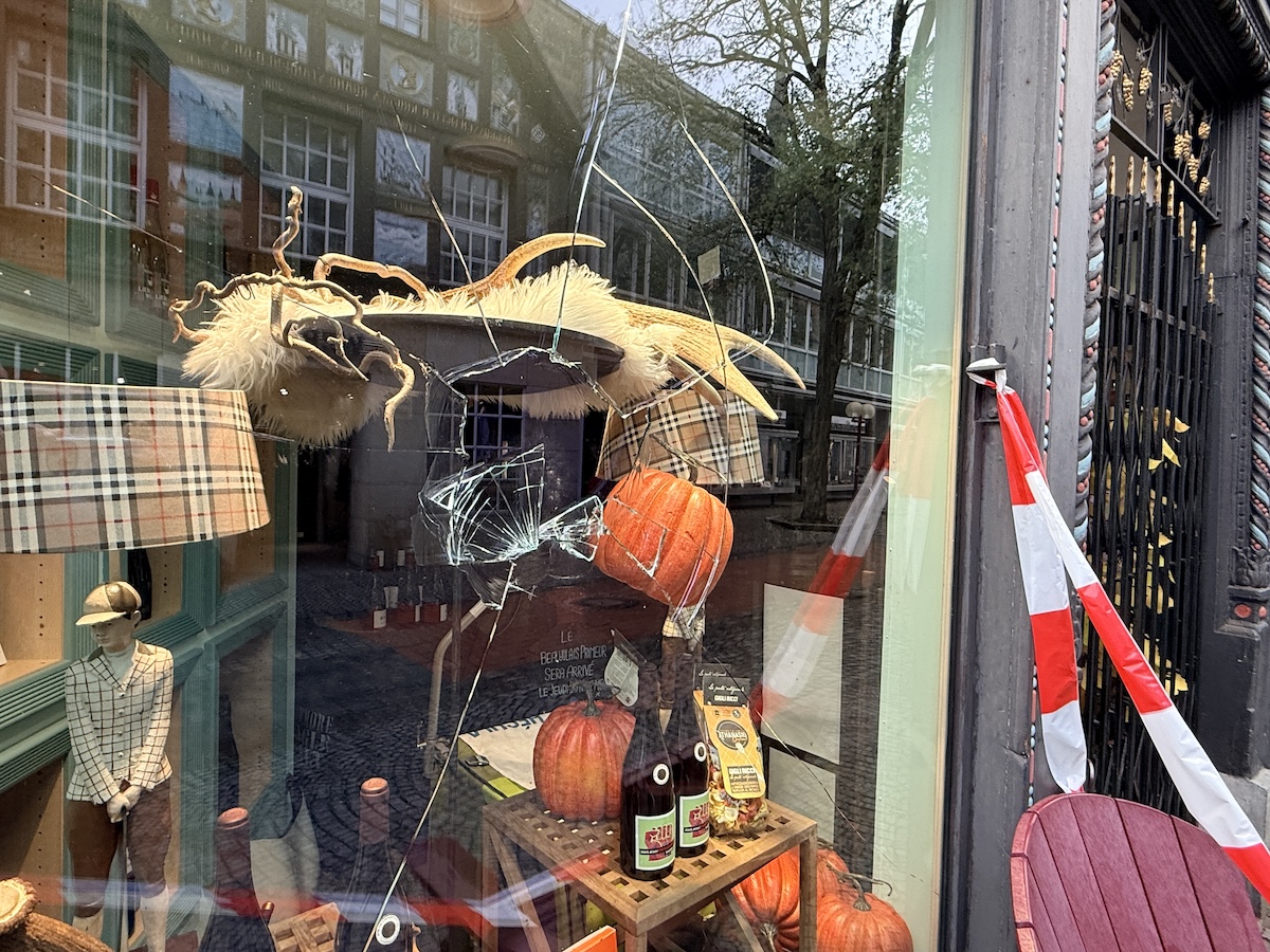 Zerschlagene Scheibe der Weinhandlung Fohs in der Altstadt 