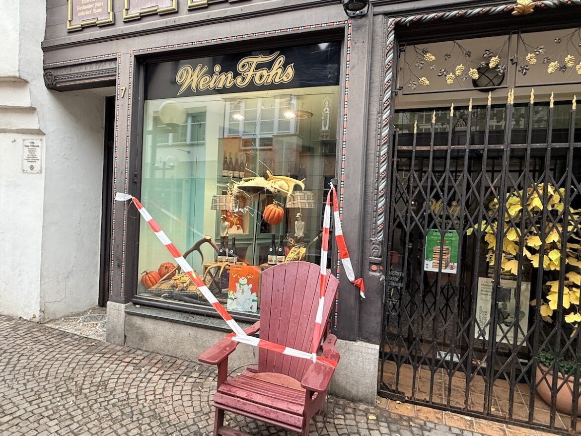 Zerschlagene Scheibe der Weinhandlung Fohs in der Altstadt