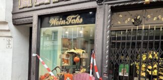Zerschlagene Scheibe der Weinhandlung Fohs in der Altstadt