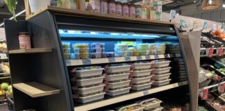 Gustav-Grün-Regal im Rewe an der Heinrichstraße in Osnabrück. / Foto: Dominik Lapp