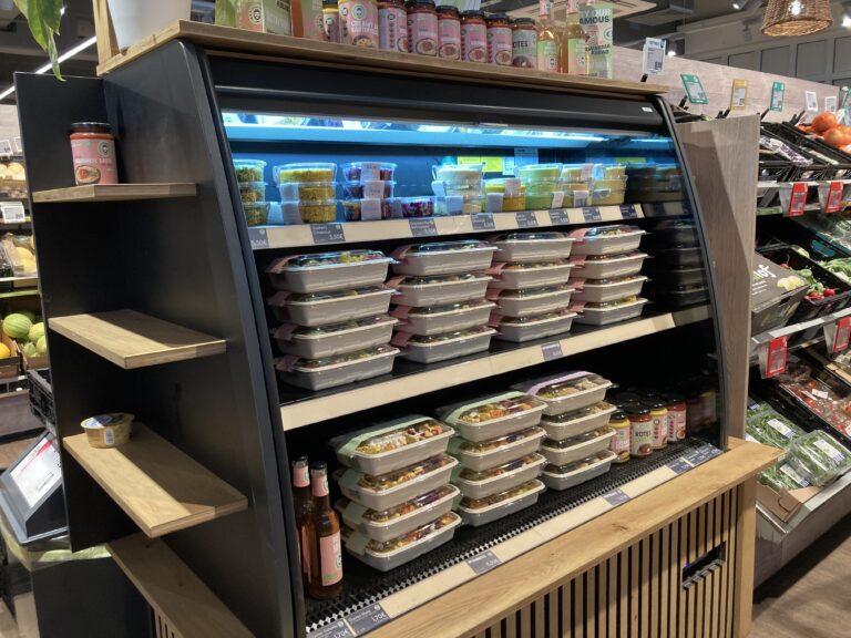Gustav-Grün-Regal im Rewe an der Heinrichstraße in Osnabrück. / Foto: Dominik Lapp