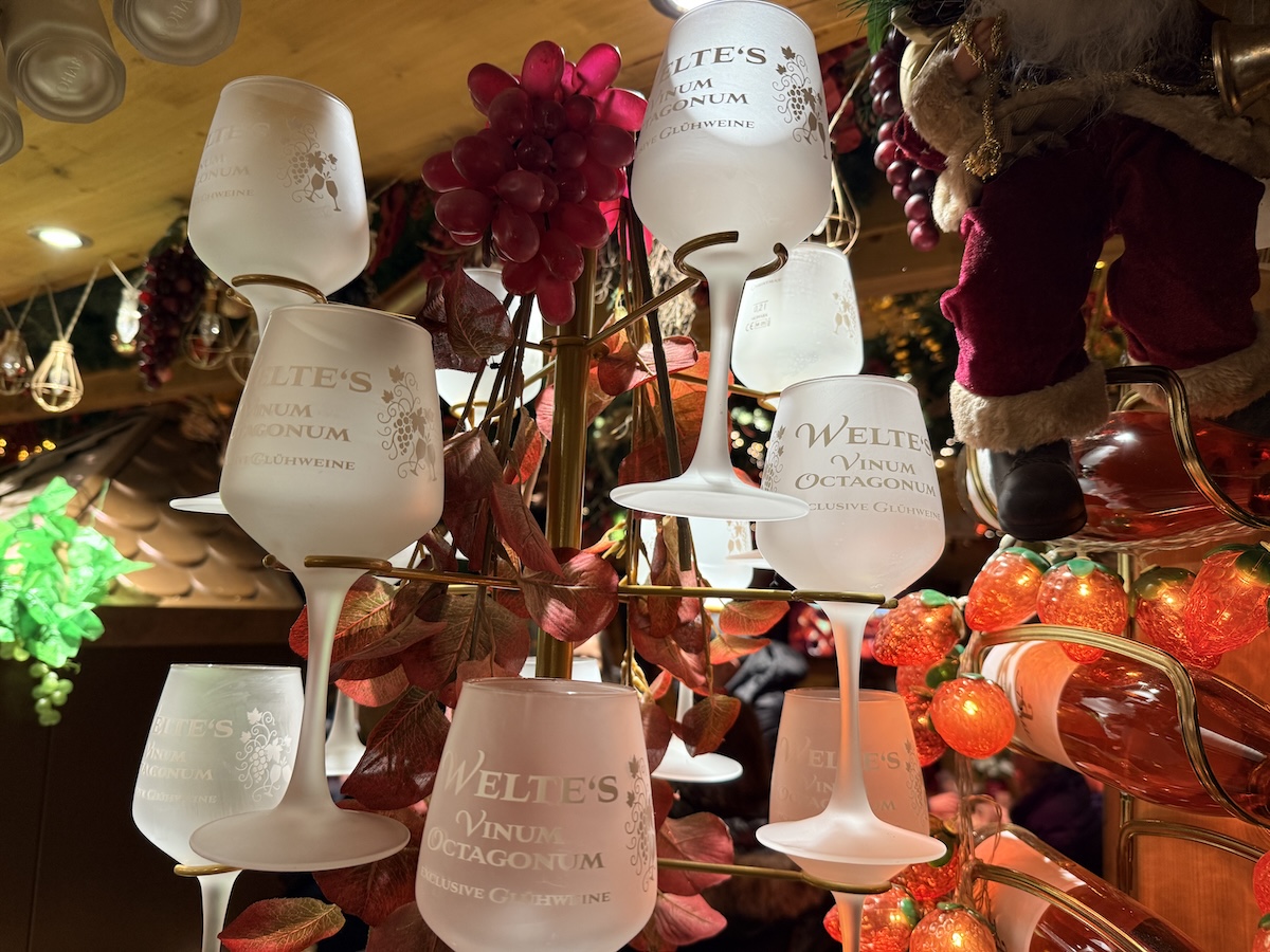 Das „Vinum Octagonom“ von Sarah Welte hat einige Neuerungen auf dem Osnabrücker Weihnachtsmarkt Der Weinglas-Baum im „Vinum Octagonom“