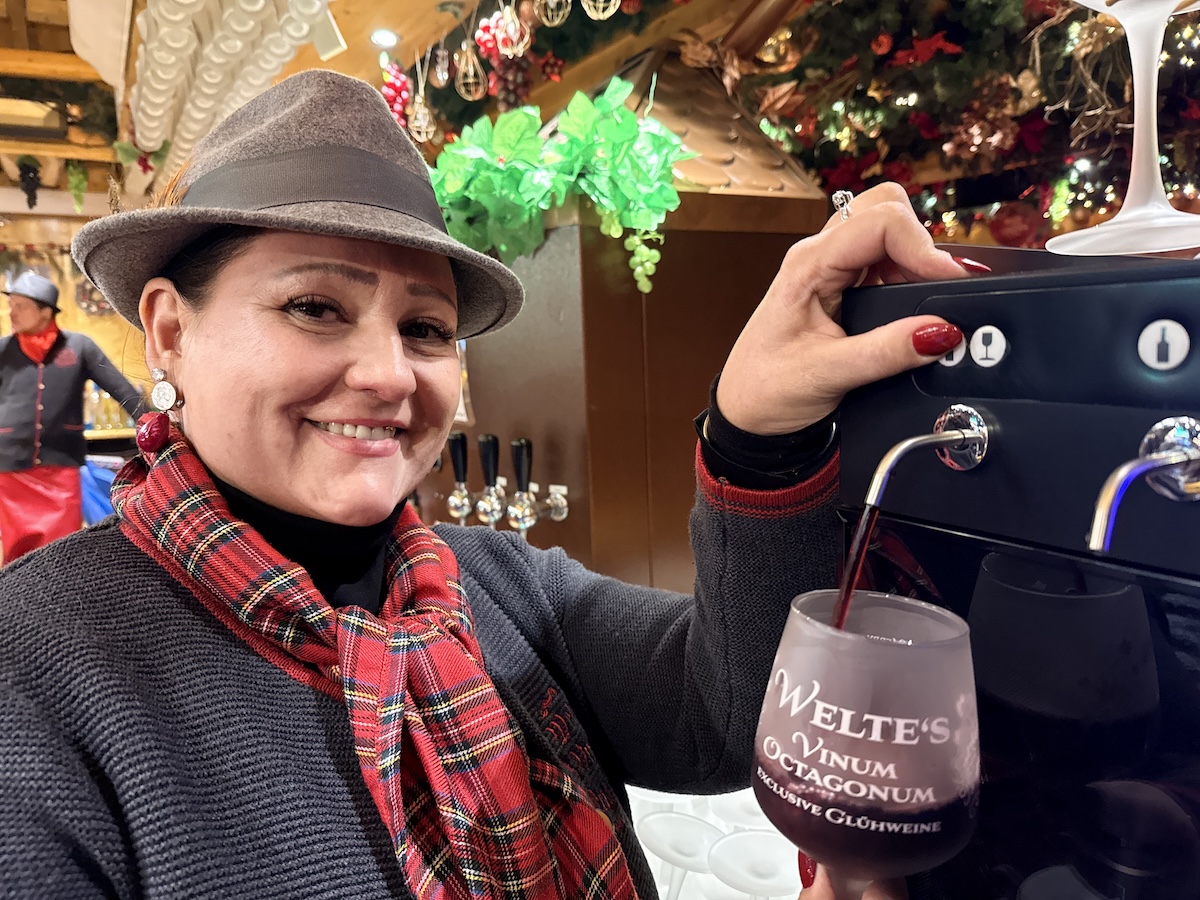 Das „Vinum Octagonom“ von Sarah Welte hat einige Neuerungen auf dem Osnabrücker Weihnachtsmarkt Nein, kein Glühwein: Hier fließt ein roter Merlot ins Weinglas!