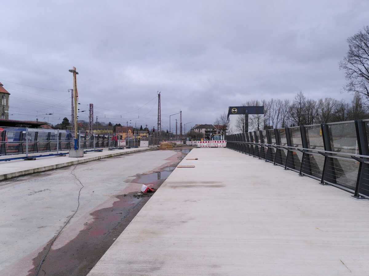 Zur Hälfte fertig: So geht der Bau der Brücke an der Hamburger Straße in Osnabrück voran Die beinahe fertige Hälfte der Brücke lässt bereits die Gestalt der Straßenführung erkennen