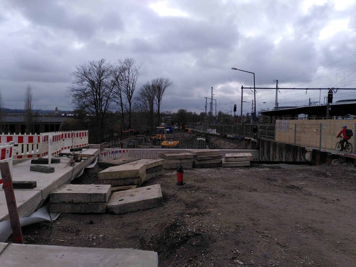 Zur Hälfte fertig: So geht der Bau der Brücke an der Hamburger Straße in Osnabrück voran Hier muss noch die Straßendecke betoniert werden; weiter hinten sind schon die Grundzüge des mit Spundbohlen abgegrenzten Tunnels zu erkennen