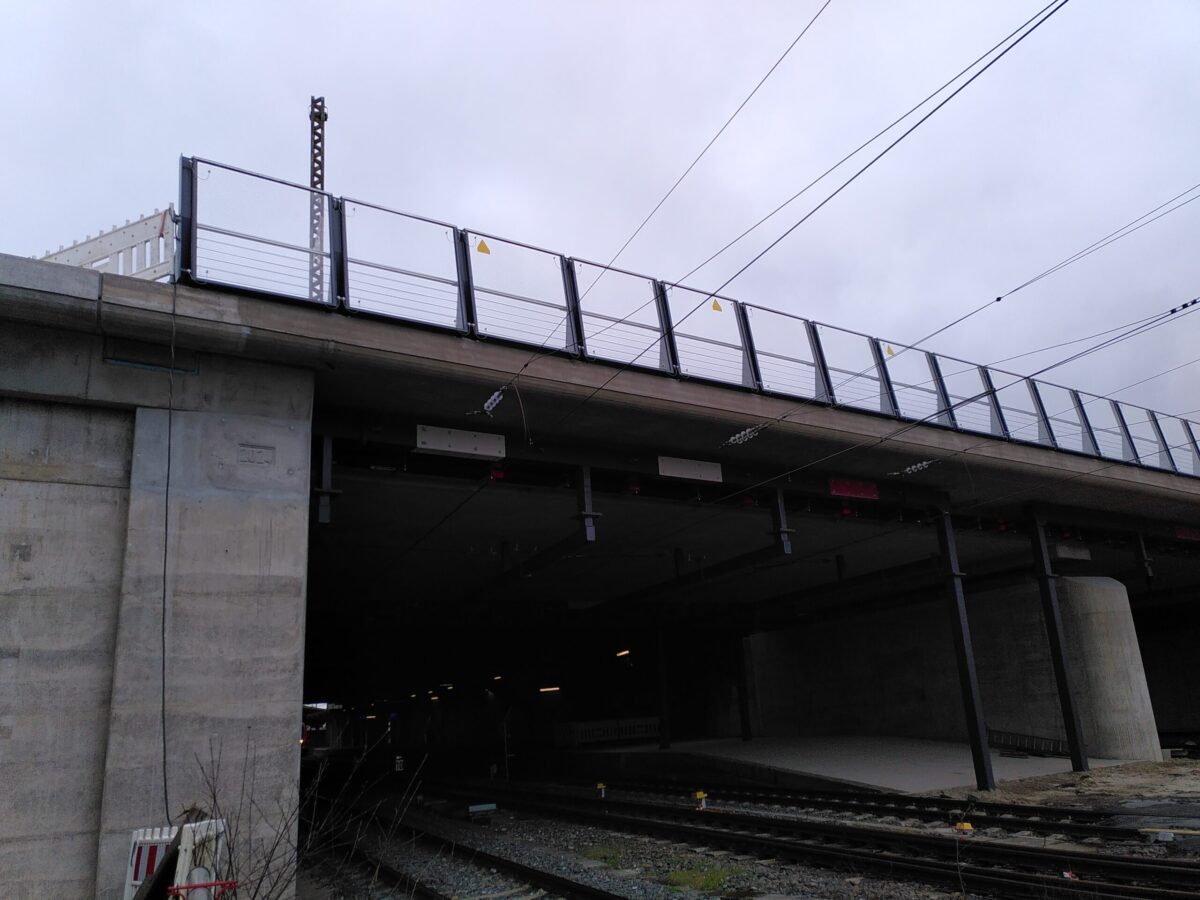 Die Straßenüberführung über den Bahngleisen der DB hat schon Grundzüge angenommen
