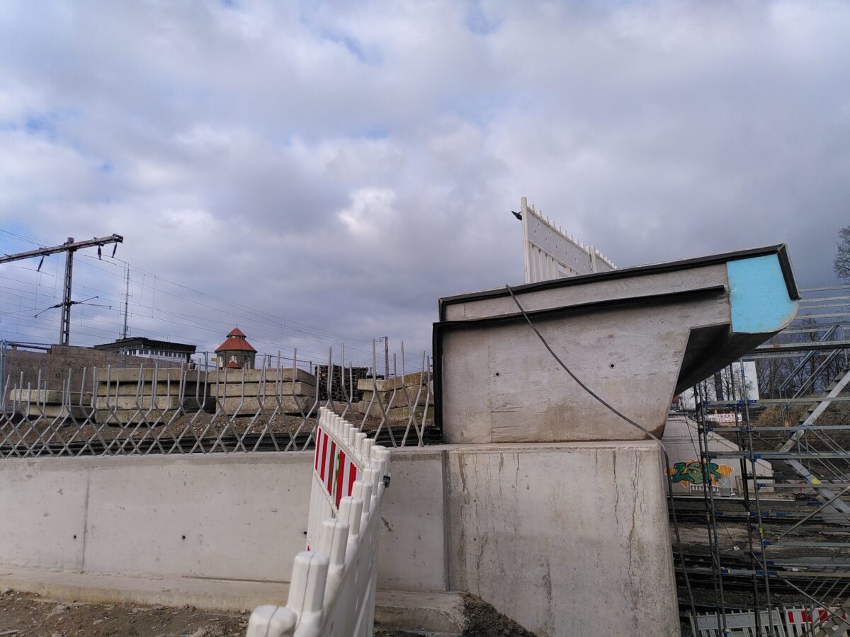 Zur Hälfte fertig: So geht der Bau der Brücke an der Hamburger Straße in Osnabrück voran Seitenansicht Anfang Fußgängertunnel mit Blick auf die abgerundete Betonkante