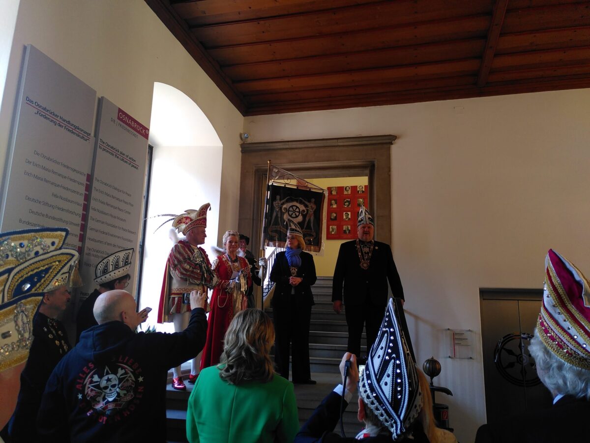 Veilchendienstag: Stadtprinzenpaar übergibt die Macht wieder an die Oberbürgermeisterin Das Stadtprinzenpaar (l.) übergibt der Oberbürgermeisterin Katharina Pötter (r.) den Stadtschlüssel.