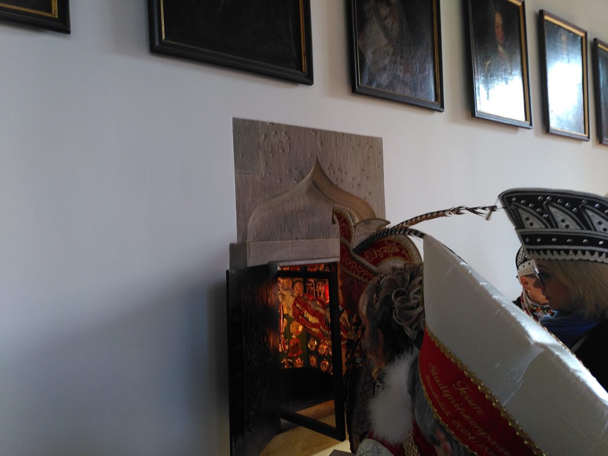 Veilchendienstag: Stadtprinzenpaar übergibt die Macht wieder an die Oberbürgermeisterin Der Stadtschlüssel wird symbolisch in den Ordensschrank zurückgelegt.