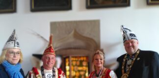 Das Stadtprinzenpaar bei der Schlüsselübergabe. (von links nach rechts:) Oberbürgermeisterin Katharina Pötter, Stadtprinz Guido I., Stadtprinzessin Susi I. und BOK Präsident Karl-Heinz Budke.