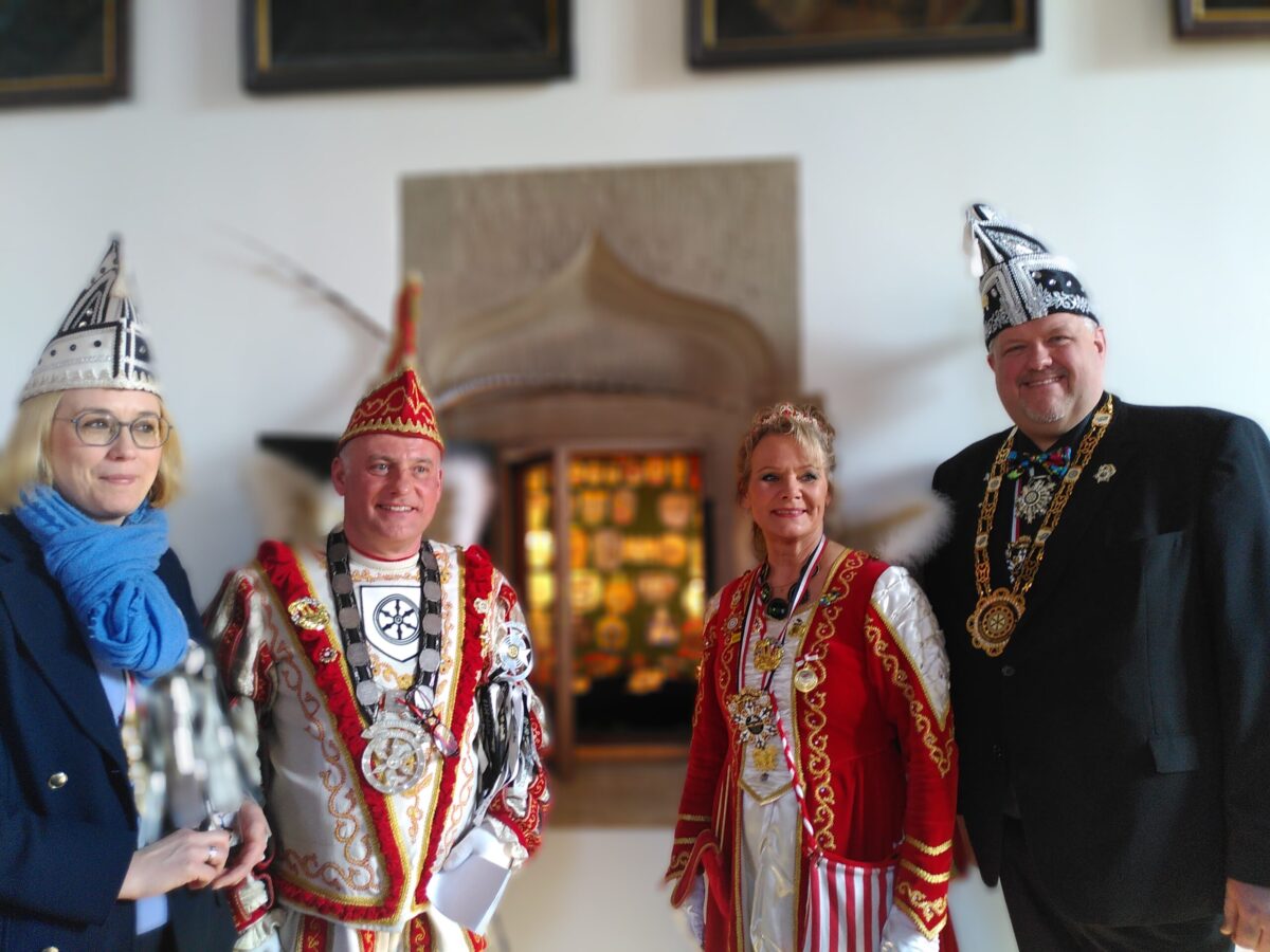 Das Stadtprinzenpaar bei der Schlüsselübergabe. (von links nach rechts:) Oberbürgermeisterin Katharina Pötter, Stadtprinz Guido I., Stadtprinzessin Susi I. und BOK Präsident Karl-Heinz Budke.