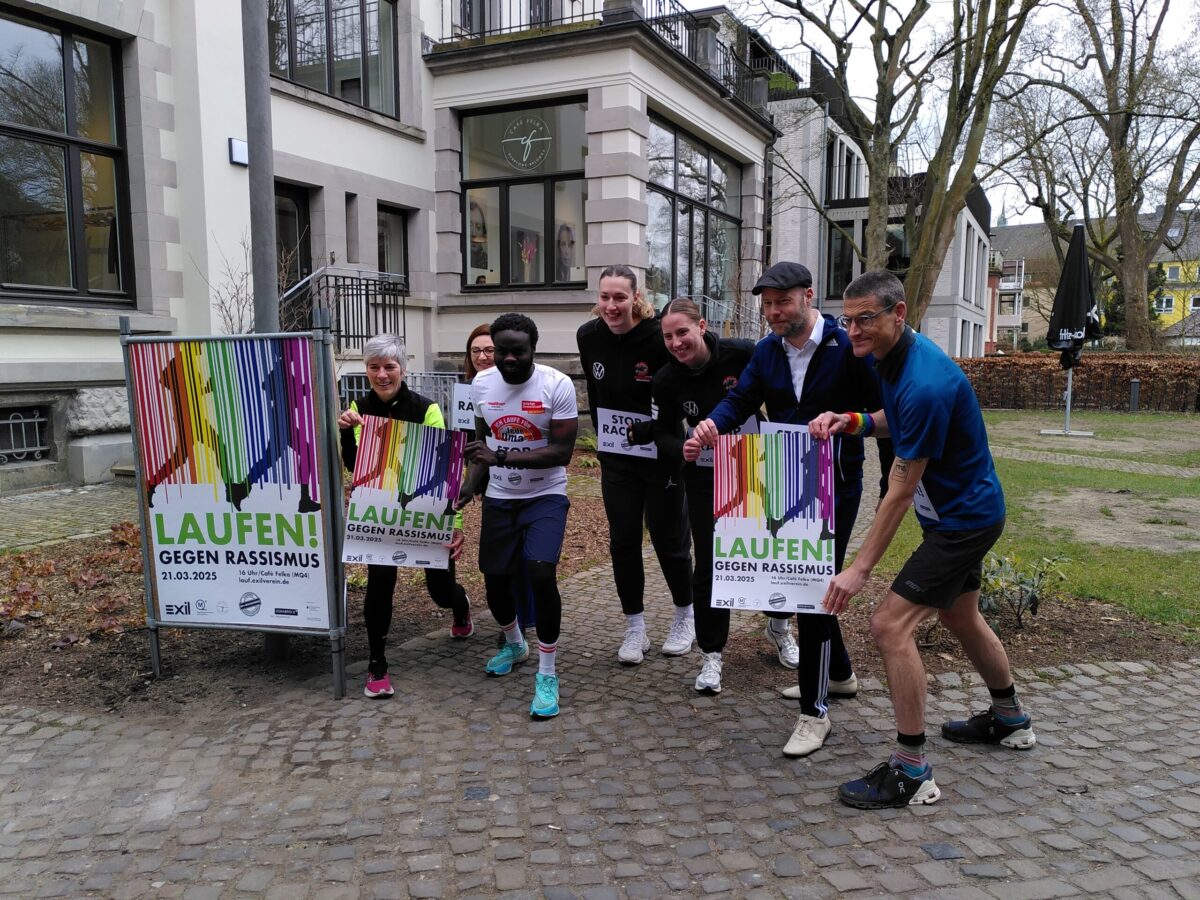 Das Team vor dem Café Felka. Von links nach rechts: Katharina Opladen vom Büro für Friedenskultur der Stadt Osnabrück, Joana Kakarli von Exil e. V., Abdelmajeed Abdallah, Johanna Klug und Theresa Spatzier von den GiroLive Panthers, Nils-Arne Kässens, Direktor des Museumsquartiers, und Bastian Stöppler.