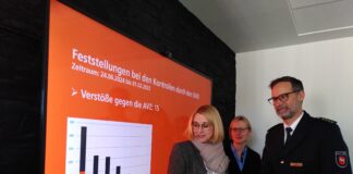 Oberbürgermeisterin Katharina Pötter (links), Leiterin des Zentralen Kriminaldienstes der Polizeiinspektion Osnabrück Natalia de Vries (hinten) und Inspektionsleiter Oliver Voges (rechts) bei der Vorstellung der Bilanz zum Zehn-Punkte-Plan für mehr Sicherheit in der Innenstadt.