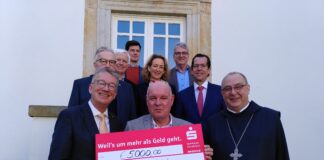 Vertreter der Rotary Clubs, des SKM und des Bistums mit dem Scheck der Spende in Höhe von 5.000 Euro.