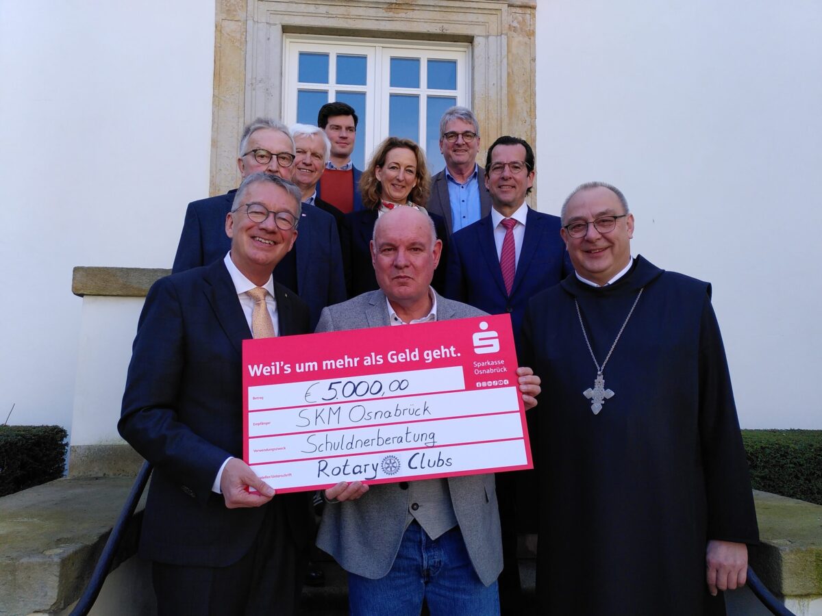 Vertreter der Rotary Clubs, des SKM und des Bistums mit dem Scheck der Spende in Höhe von 5.000 Euro.