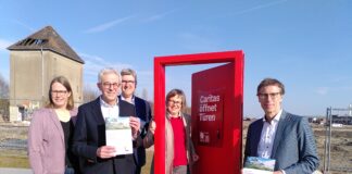 Vertreter des Projektes Sozialer Masterplan Lok-Viertel Osnabrück. In der Tür: Präsidentin des Deutschen Caritasverbands Eva Welskop-Deffaa.