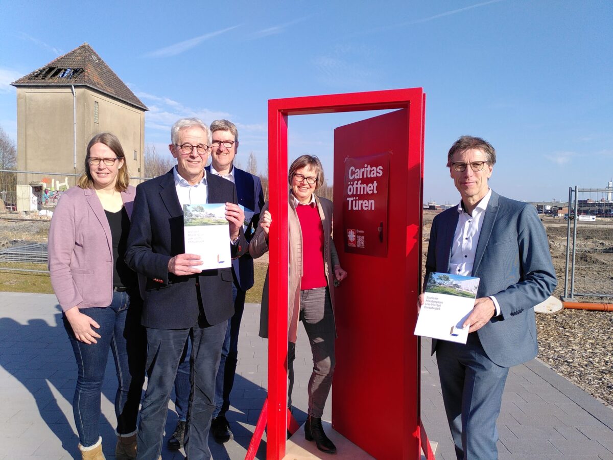 Vertreter des Projektes Sozialer Masterplan Lok-Viertel Osnabrück. In der Tür: Präsidentin des Deutschen Caritasverbands Eva Welskop-Deffaa.