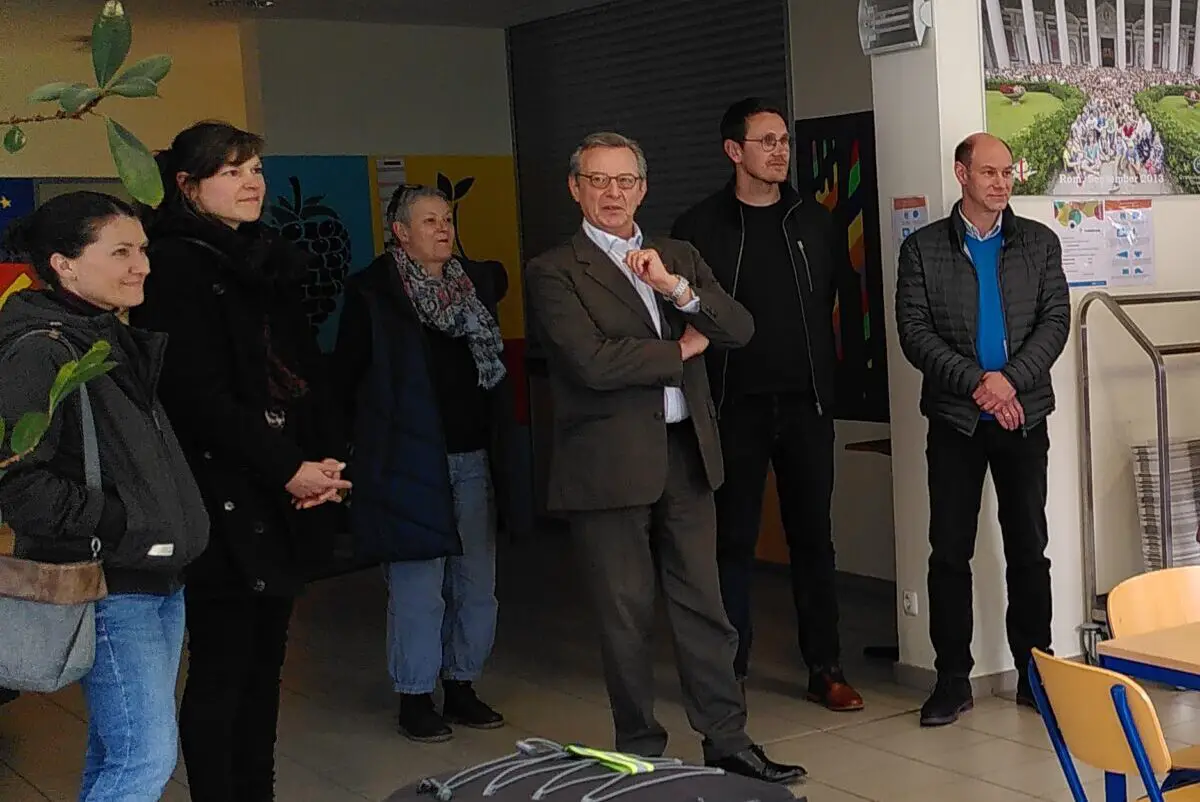 Johannes Hartig (dritter von rechts) spricht zu den anwesenden Gästen und bedankt sich beim Gastgeber Carolinum.