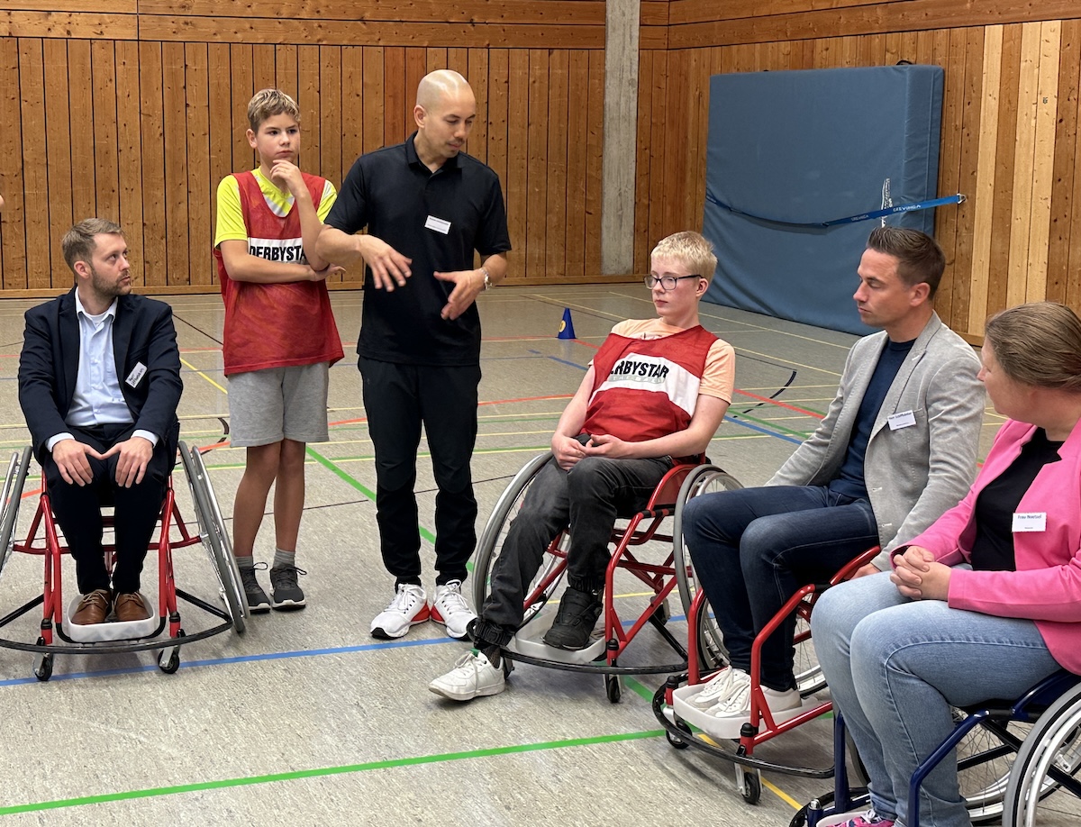 Bevor es losgeht beim Rollstuhlbasketball, müssen die Regeln geklärt werden