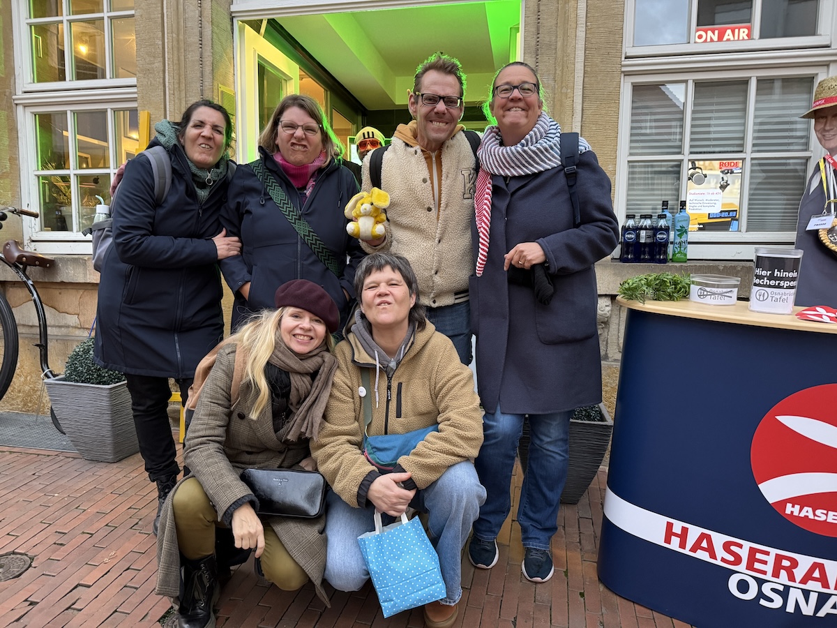 "Die Hasen" freuen sich über ein Gruppenbild vor der HASEPOST 