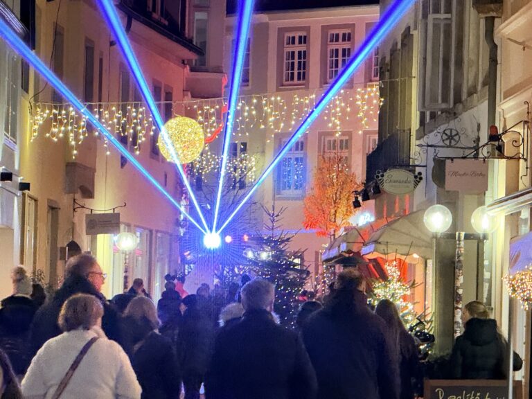 Lasershow "Follow the Light" in der Osnabrücker Altstadt