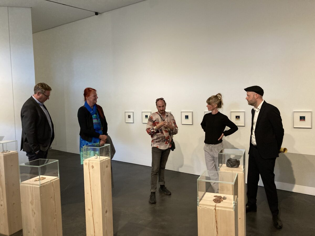 Was das Besondere an der Ausstellung von Ariel Reichman im Osnabrücker Felix-Nussbaum-Haus ist Dr. Jürgen Kottmann (VGH-Stiftung), Patricia Mersinger (Kulturamt), Ariel Reichman (Künstler), Dr. Mechthild Achelwilm (Kuratorin), Nils-Arne Kässens (Museumsdirektor). / Foto: Dominik Lapp