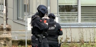 Einsatzkräfte der Polizei an BBS am Westerberg