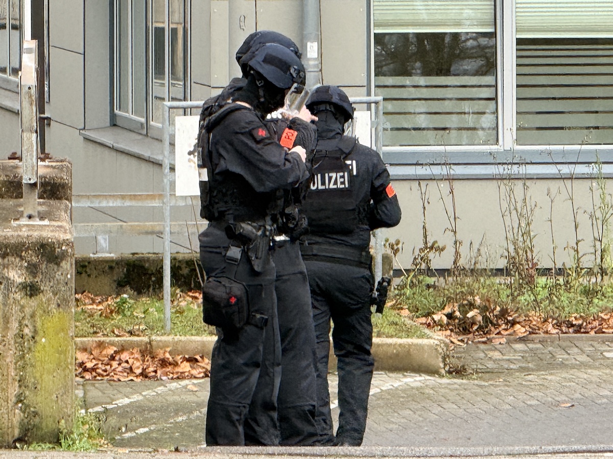 Einsatzkräfte der Polizei an BBS am Westerberg
