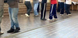 Hörgeschädigte Schüler tanzen Standard